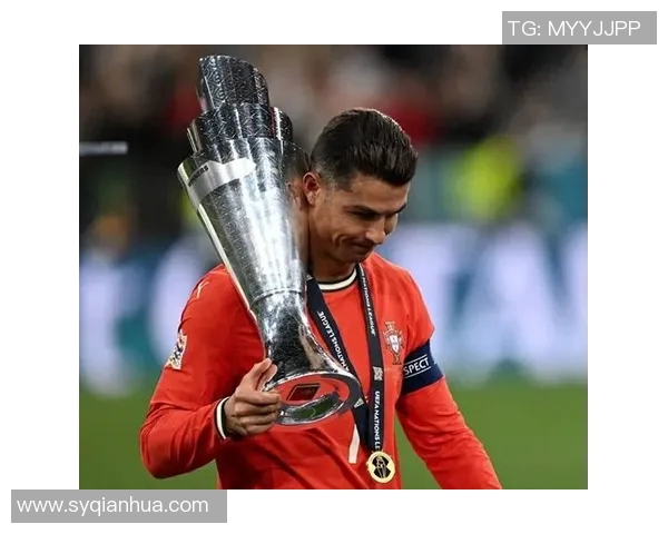 足球明星抽到C罗的惊喜瞬间引发全场欢呼与热议